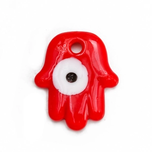 Macro-opname van rood Hamsa-handje met geluksoog voor het maken van eigen sieraden