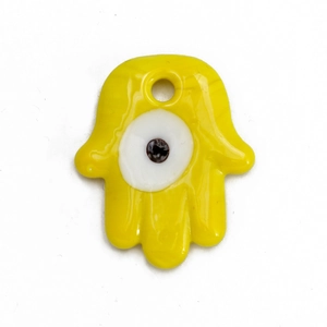 Macro-opname van gele Hamsa-hanger met blauw boze oog en glanzende afwerking