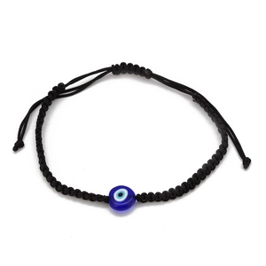 Détail du bracelet Evil Eye en cordon noir tressé avec nœud coulissant réglable
