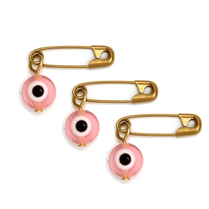 Detalle de tres imperdibles Evil Eye dorados con cuentas rosas para decoración de ropa
