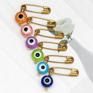 Set de seis broches de imperdible de ojo turco coloridos en acabado dorado con cuentas