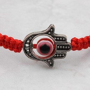Bracelet tressé rouge avec main de Fatima argentée et pendentif œil maléfique porte-bonheur