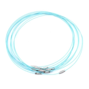 Dettaglio del cordino azzurro per perline con chiusure a vite in metallo argento testurizzato