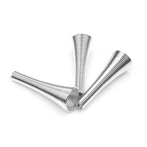 Gros plan de calottes de perles en métal argenté en spirale pour bijoux DIY