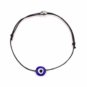 Detail van verstelbare zwarte geweven armband met blauwe evil eye kraal en zilveren bedel