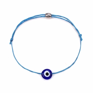 Detail van de blauwe geweven Evil Eye armband met zilveren oogvormige kraal en trekkoord