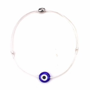 Detail van witte gevlochten evil eye armband met blauwe kraal en zilveren schuifsluiting