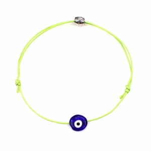 Detail van verstelbare neon groene gevlochten armband met blauwe boze oog kraal