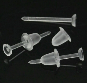 Macro-opname van doorzichtige plastic oorstekers en achterkantjes op zwarte achtergrond