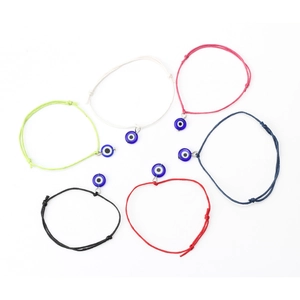 Detail van 6 kleurrijke gevlochten Evil Eye armbanden met verstelbare schuifknopen