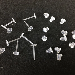 Transparante plastic oorbelstiften en achterkantjes DIY sieraden op zwarte vilt