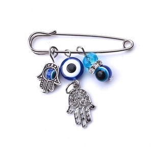 Spilla Mano di Fatima in argento e Malocchio blu con perline di cristallo lucide