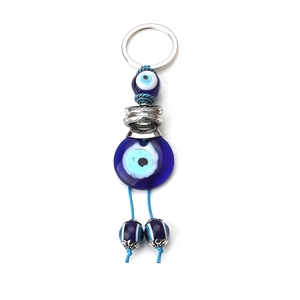Porte-clés œil bleu turc avec perles en verre et métal sur un fond blanc pur