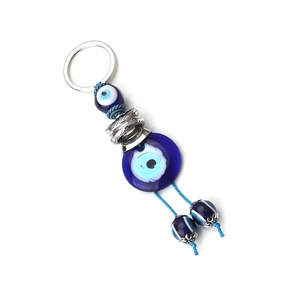 Détail du porte-clés turc Evil Eye avec perles en verre bleu et spirales en métal argenté