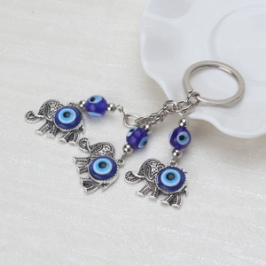Détail du porte-clés éléphant en argent avec breloques œil bleu et perles bleues