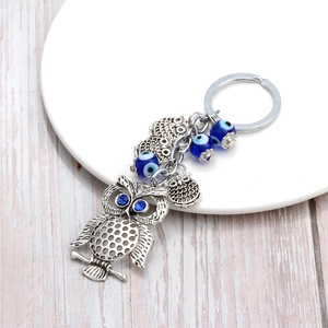 Porte-clés chouette bohème en argent avec yeux du diable bleus et strass étincelants