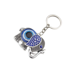Détail du porte-clés éléphant avec strass bleus et breloque protectrice mauvais œil