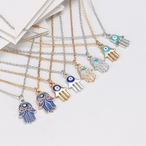 Collection de colliers pendentifs Main de Fatma et Mauvais Œil en diverses couleurs