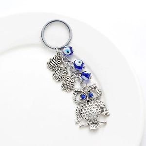 Vue détaillée du porte-clés hibou rétro avec perles mauvais œil et strass bleus