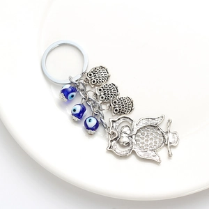 Vue détaillée du porte-clés hibou avec métal argenté et perles bleues œil grec