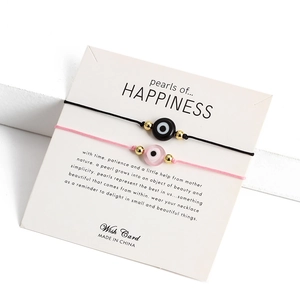 Detail von Evil Eye Webarmband Set in Pink und Schwarz auf weißer Displaykarte