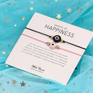 Böser Blick Armbänder Set mit rosa und schwarzen Perlen auf einer Wunschkarte