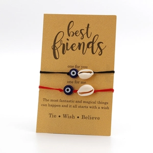 Details geflochtene Evil Eye Armbänder mit Muscheln auf Best Friends Geschenkkarte