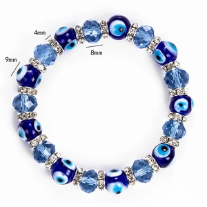 Bracelet de perles Mauvais Œil bleu avec cristaux et entretoises argentées sur blanc