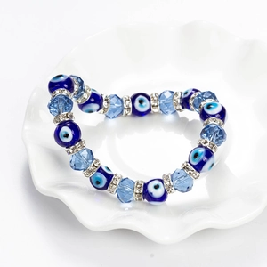 Détail du bracelet Evil Eye avec perles en cristal bleu et intercalaires en zircon argenté