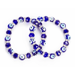 Détails de deux bracelets de perles bleu œil maléfique avec anneaux en strass