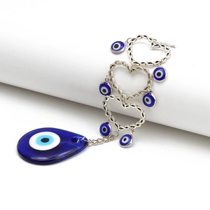 Dettaglio del portachiavi a cuore con malocchio blu, ciondolo in vetro e maglie in argento
