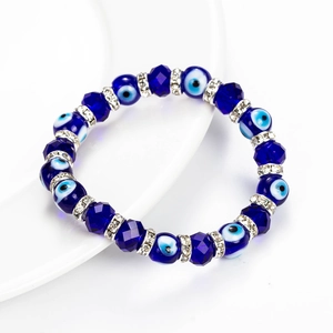 Vue macro de perles en cristal bleu et de strass argentés sur le bracelet de l'œil bleu