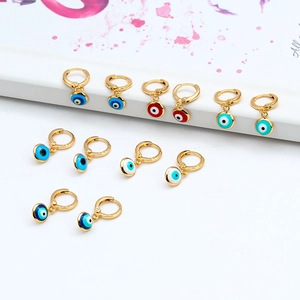 Boucles d'oreilles créoles dorées avec œil protecteur en émail multicolore rétro