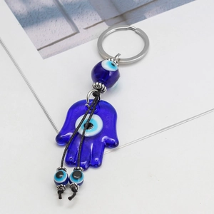 Hamsa Hand und Evil Eye Schlüsselanhänger aus blauem Glas mit silbernem Ring