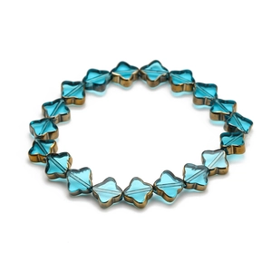 Vue détaillée du bracelet élastique en perles de trèfle bleu avec bordure en bronze