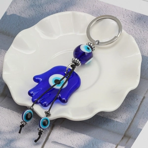 Hamsa Hand und Evil Eye Schlüsselanhänger aus blauem Glas mit silbernem Ring und Ornament