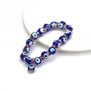 Détail du bracelet en perles œil bleu avec cristaux sur un plateau de présentation blanc
