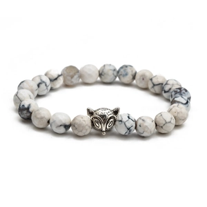 Gros plan du bracelet élastique en perles avec un charmant pendentif tête de renard