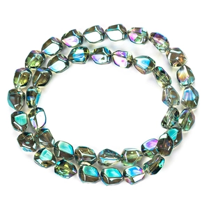 Gros plan d'un bracelet en perles de cristal bleu irisé avec finition métallique AB