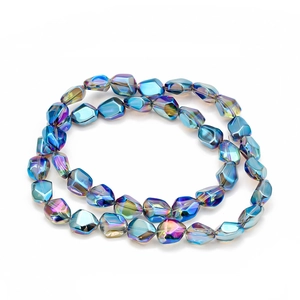 Détails de l'œil maléfique sur un bracelet en cristal bleu avec perles irisées