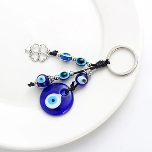 Porte-clés œil bleu avec breloque trèfle à quatre feuilles et perles en verre bleu