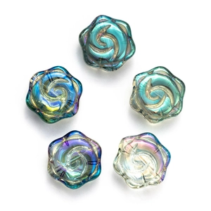Vue détaillée de perles fleurs irisées avec finition arc-en-ciel pour bijoux DIY
