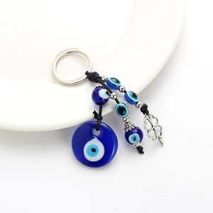Porte-clés œil bleu avec trèfle à quatre feuilles en argent et perles de verre sur plateau