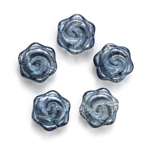 Détail de cinq perles de cristal en forme de rose bleu gris en cercle symétrique