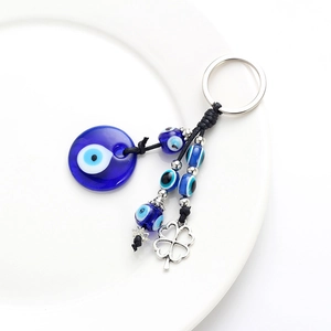 Porte-clés œil porte-bonheur turc avec perles en verre bleues et trèfle argenté