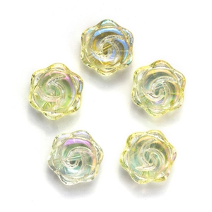 Détail de perles en forme de rose jaune pâle avec revêtement AB irisé pour bijoux DIY