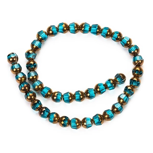 Vue détaillée des perles de cristal facettées bleu paon et bronze pour bracelets