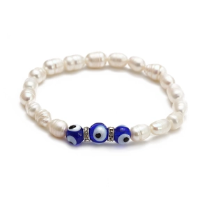 Détail macro du bracelet en perles d'eau douce avec perles mauvais œil bleues et séparateurs