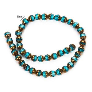 Détail de perles en cristal facetté bleu et or 8mm pour la création de bijoux