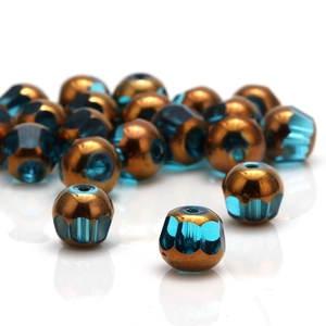 Vue macro de perles en cristal facetté bleu avec revêtement bronze métallisé chic